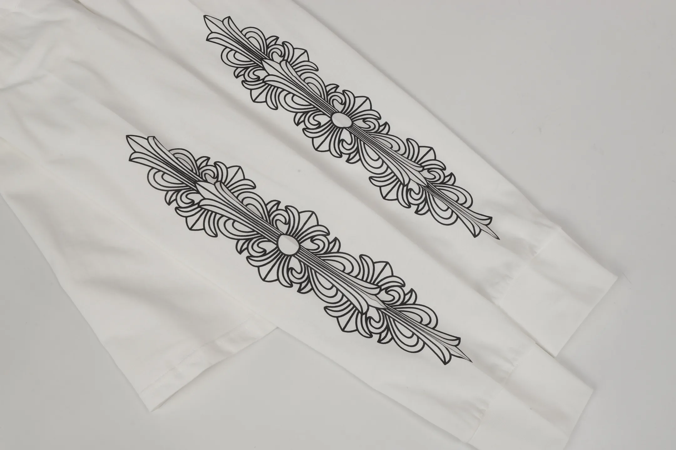 P150 -Chrome Hearts/Chrome Hearts 23ss scroll simple Sanskrit letters popular long-sleeved T-shirt -High weight, high density and high quality. The wool is soft, delicate and skin-friendly. It feels soft and silky. It has excellent warmth and skin-friendly properties.